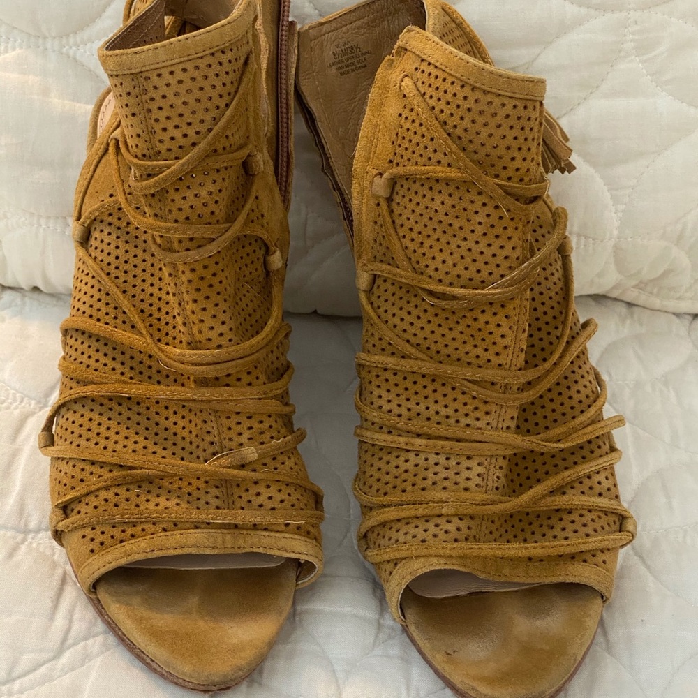 Vince Camuto Javy Booties 8.5 Gold